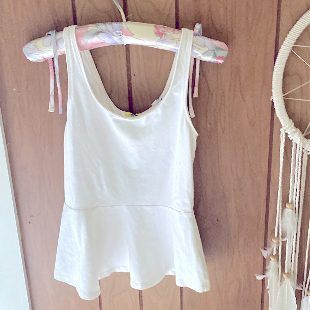 This is a white skirted top from express white and xs perfect for any occasion🌊